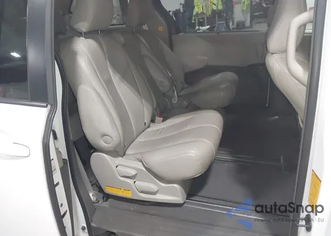 2012 Toyota Sienna Le V6 8 Passenger z USA, uszkodzony, nr VIN 5TDKK3DC3CS182688